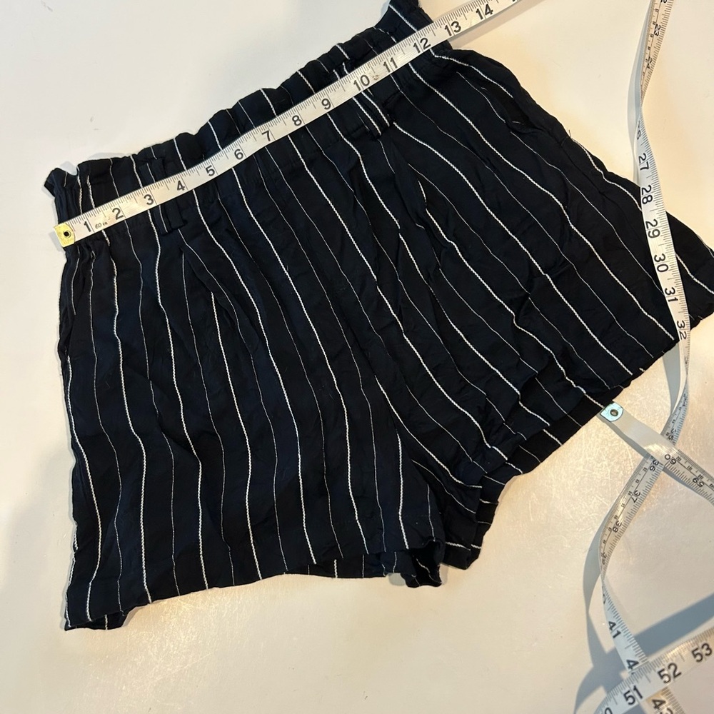 LOVE TREE WOMANS BLACK STRIPED SHORTS POCKETS SIZE MEDIUM.